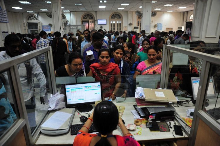  Indian Banks Implement Expense Controls Amid Rising Credit Costs and Loan Defaults